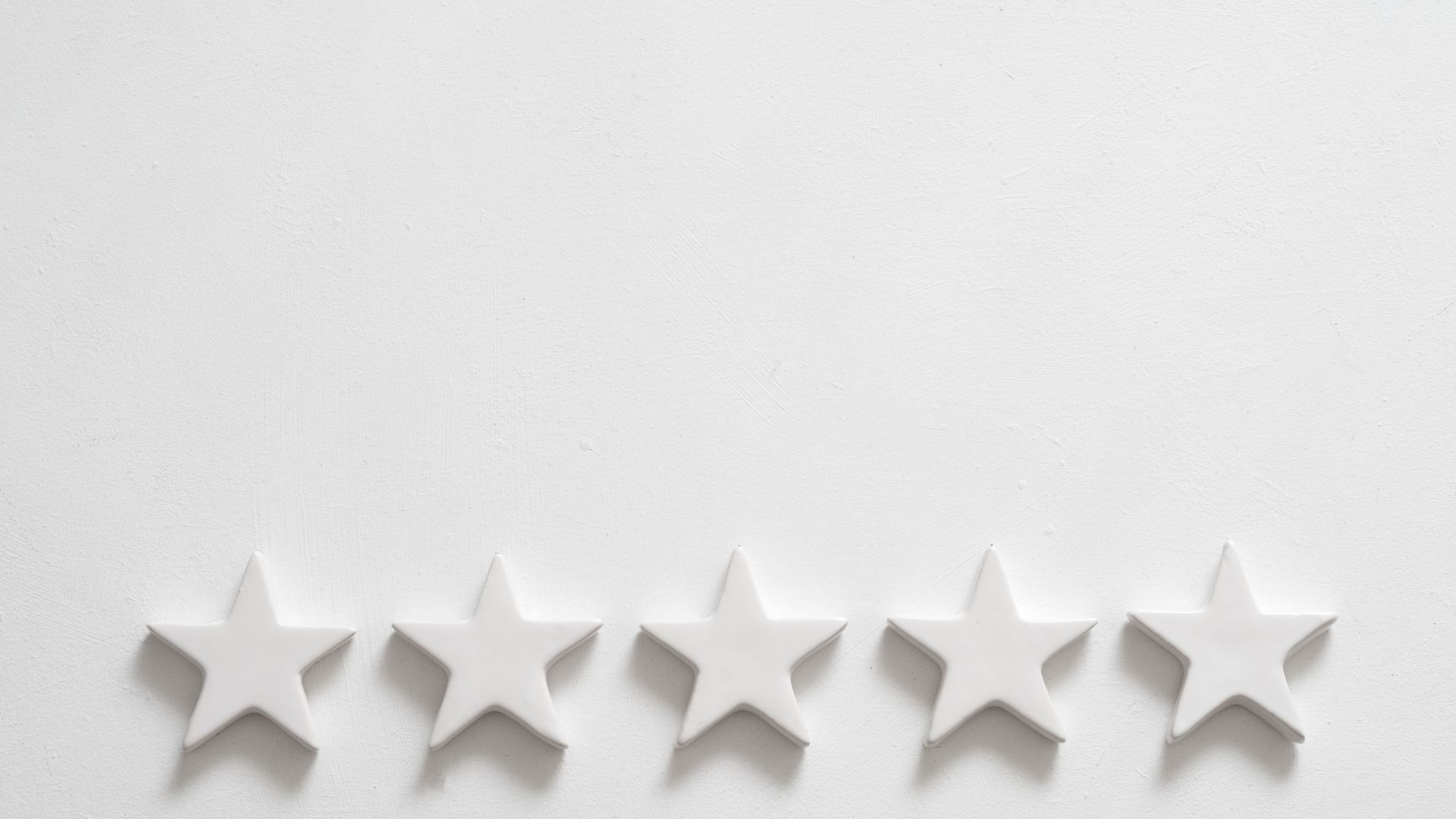 Descubra como avaliações 5 estrelas influenciam a escolha de advogados e como usá-las a seu favor para conquistar mais clientes.